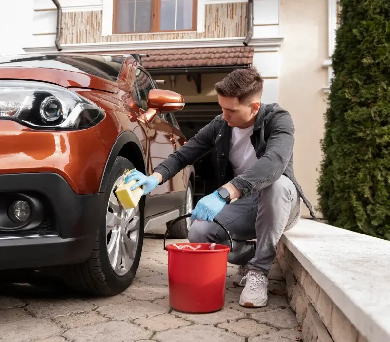 Lavage auto à domicile Corse : professionnel intervenant sur un véhicule